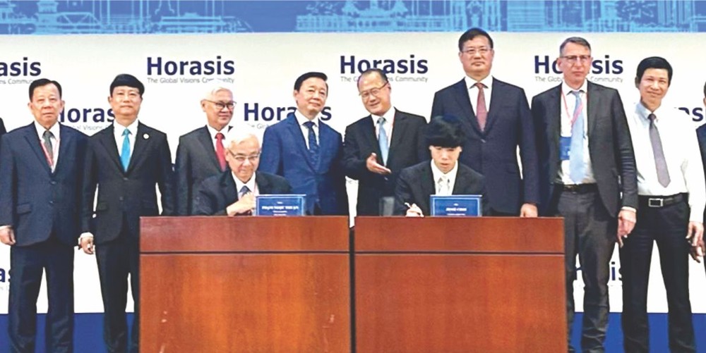 新华集团与平阳省Becamex IDC 签署战略合作框架协议。