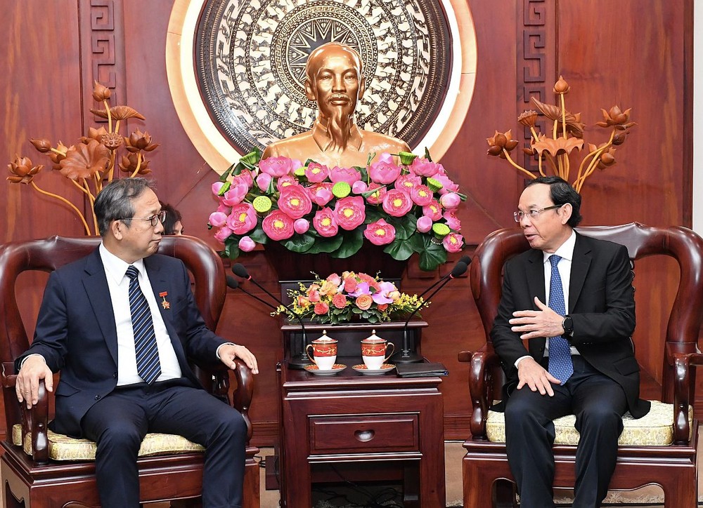 早日将地铁１号线投入活动