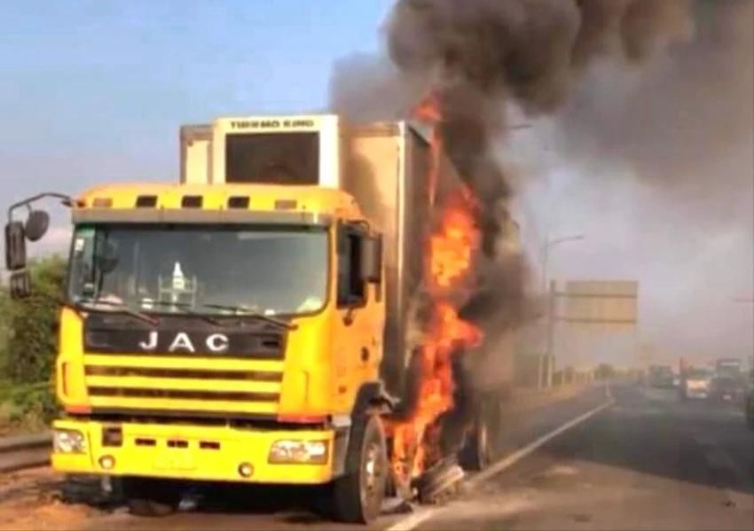 卡车自燃现场。（图：CTV）