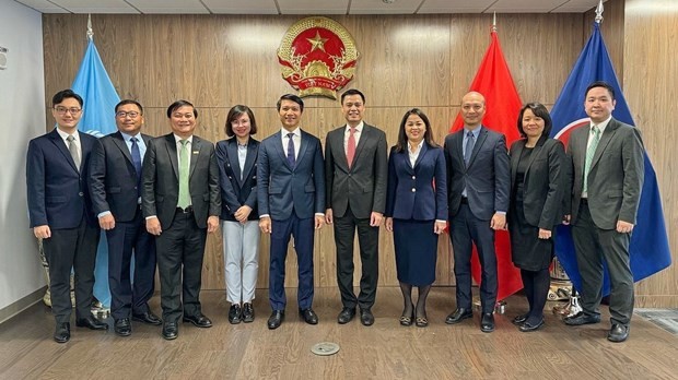 越南常驻联合国代表团团长邓黄江大使与胡志明共青团中央委员会常务书记阮玉良一行合影。（图：越通社）