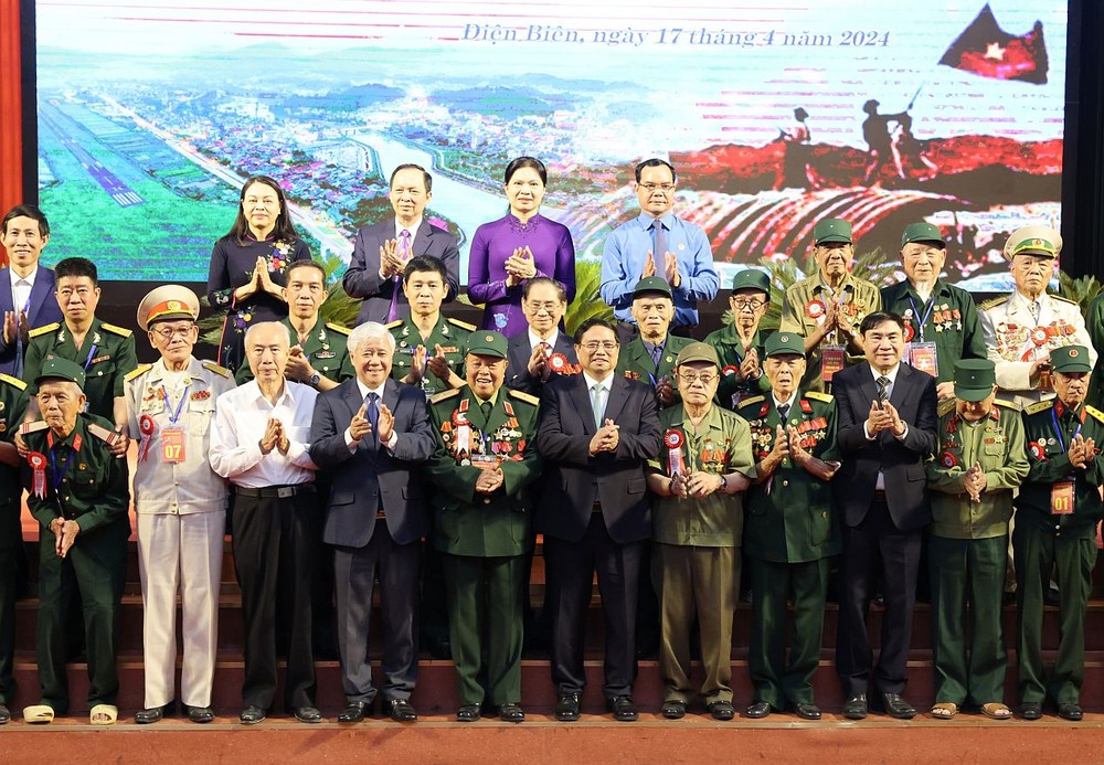 政府总理范明政与奠边府战士合照。