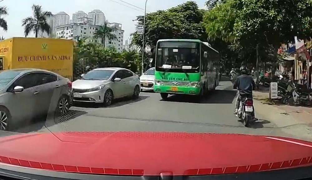 巴士在车辆拥挤的道路上越线、鲁莽驾驶。