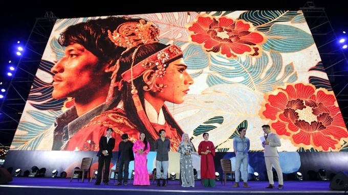 观众在胡志明市国际电影节的户外电影院与《双郎》剧组交流。