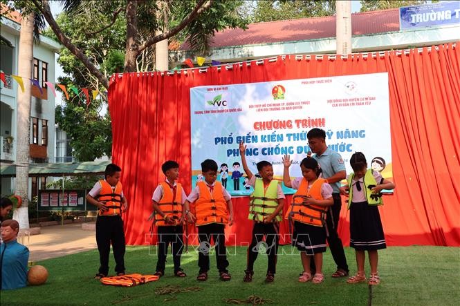 通过培训，小学生们学到如何预防溺水和急救技巧。（图：越通社）