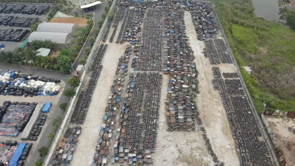 数千车辆因日晒雨淋，而损坏、生锈。
