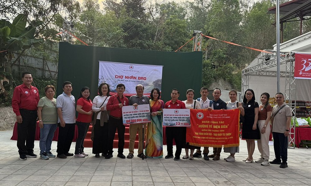 本市与第五郡红十字会参加捐赠奠边府活动。