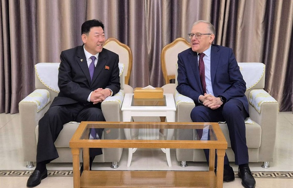 朝鲜副总理兼农业委员会委员长李哲万与俄罗斯农业部长德米特里‧派特鲁舍夫。（图：俄罗斯驻朝鲜大使馆）