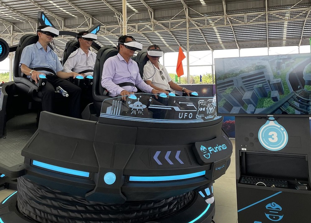 虚拟实境 (VR) 技术游戏吸引游客。