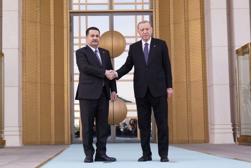 伊拉克总理苏达尼在巴格达国际机场迎接了土耳其总统埃尔多安。（图：互联网）