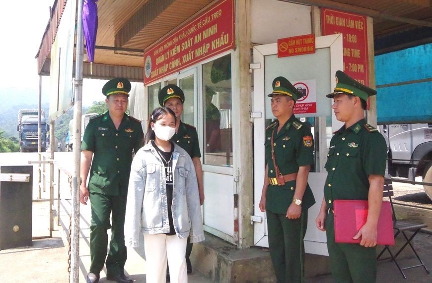 河靖省边防部队护送受骗者安全回到吊桥国际口岸。（图：世孟）