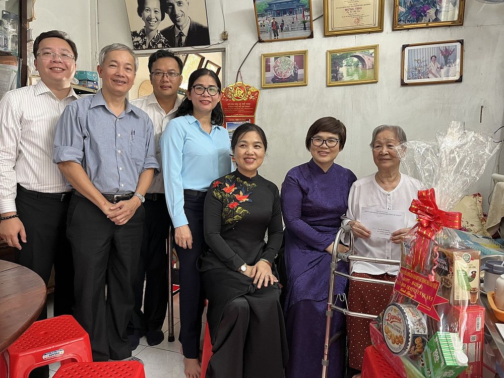 第五郡人委会主席张明娇探望革命有功者。