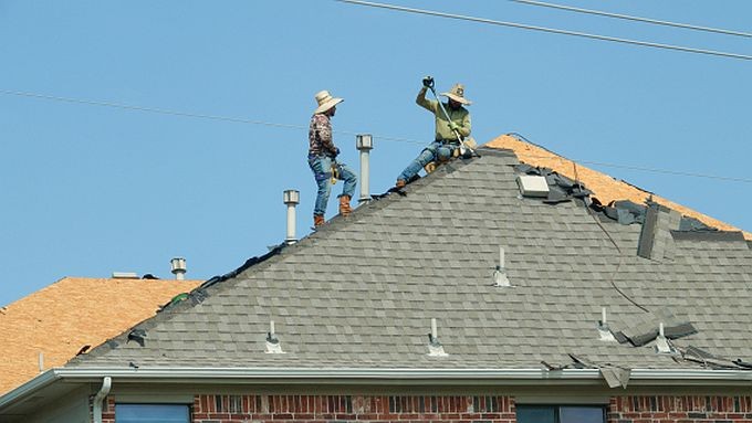 工人头顶烈日修复屋顶。（图：互联网）