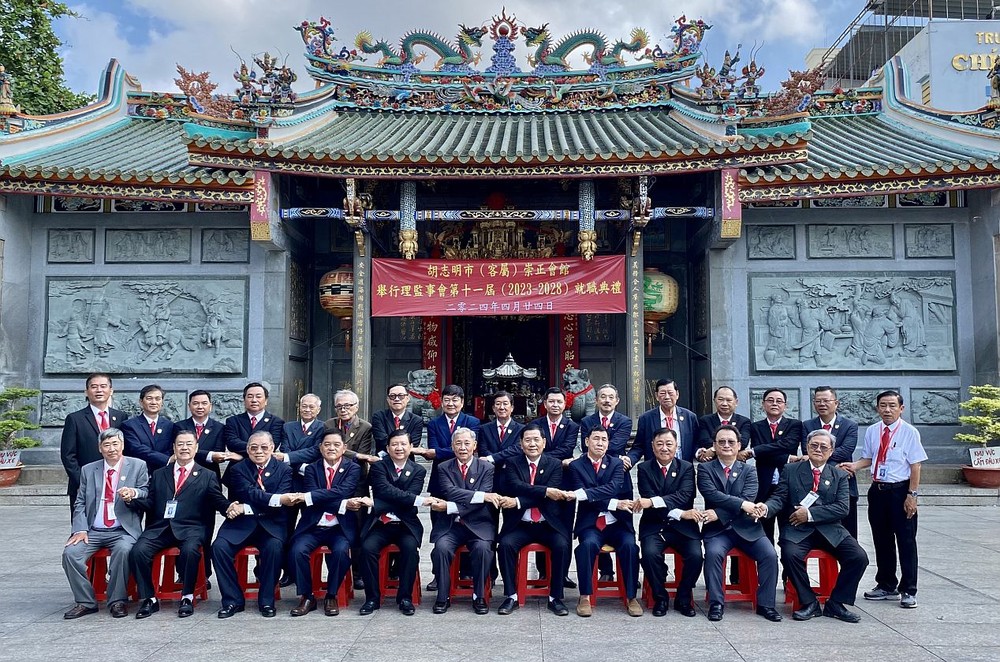 崇正会馆第十一届理监事合照。