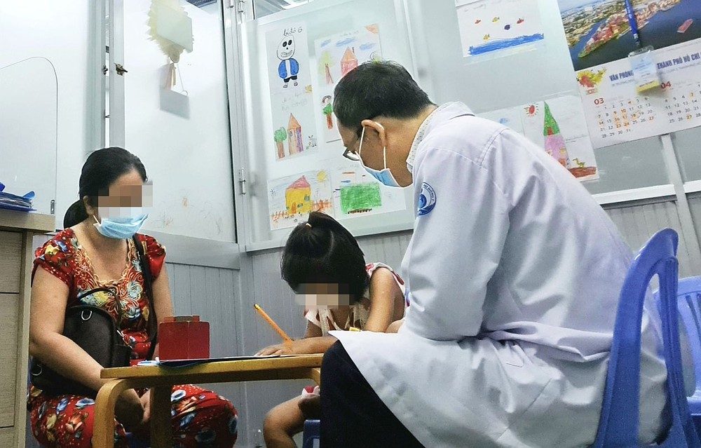 第一儿童医院的丁医生为一名疑患抑郁症者进行诊断。