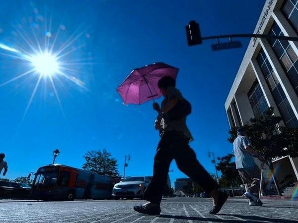 在天气持续酷热的日子里，人们应注意维护身体健康。（示意图：互联网）