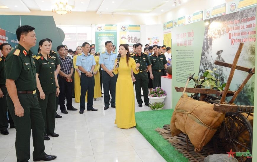 “第七军区续写英雄赞歌”展览开幕