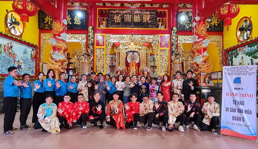 第五郡各民族模范青年在温陵会馆留影。