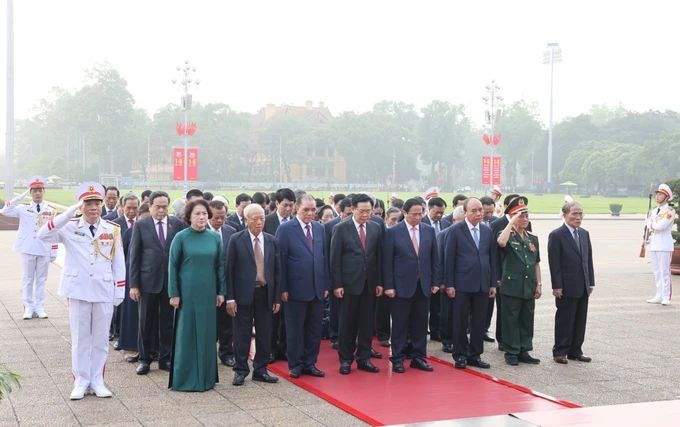 党政领导晋谒胡志明主席陵