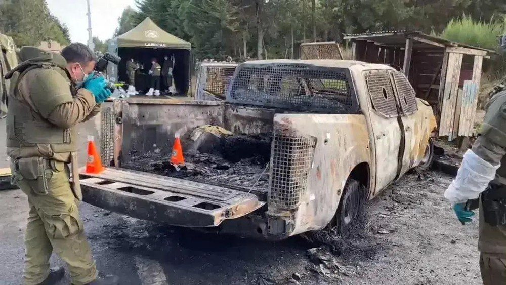 据当地媒体报道，一群犯罪分子向3名警察所在的巡逻警车开枪，随后放火焚烧了巡逻车。（图：EPA）