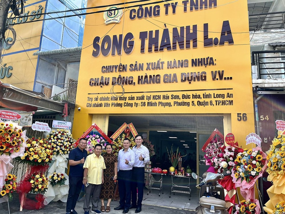 各单位代表祝贺丁文森（左二）开设营业部。