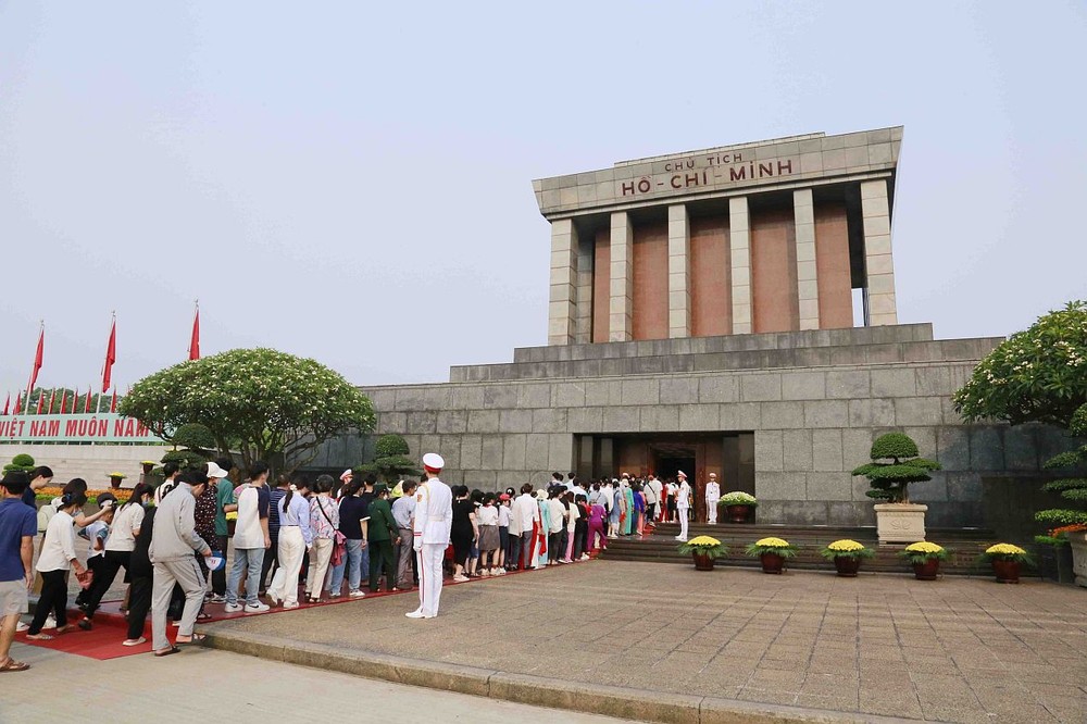 众多游客排长队等待晋谒胡志明主席陵。（图：玉霞）