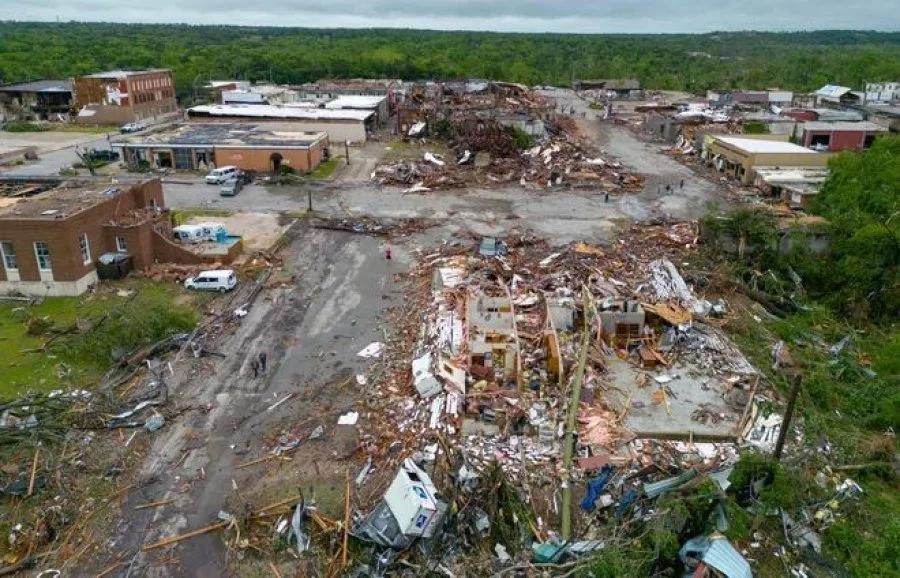 龙卷风席卷俄克拉荷马州，造成数十间房屋被毁或受损。（图：互联网）