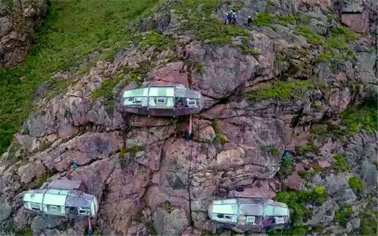 往下看是万丈深渊的胶囊酒店。