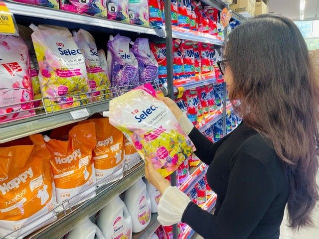 市民选购洗衣液。（图：黎阮）