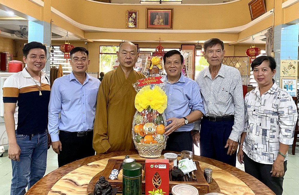 本报主编阮玉英向释慧功和尚赠送礼物祝贺佛诞。