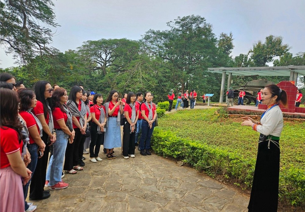 导游向游览奠边省的游客介绍景点。