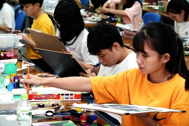 考生参加绘画天份考试。