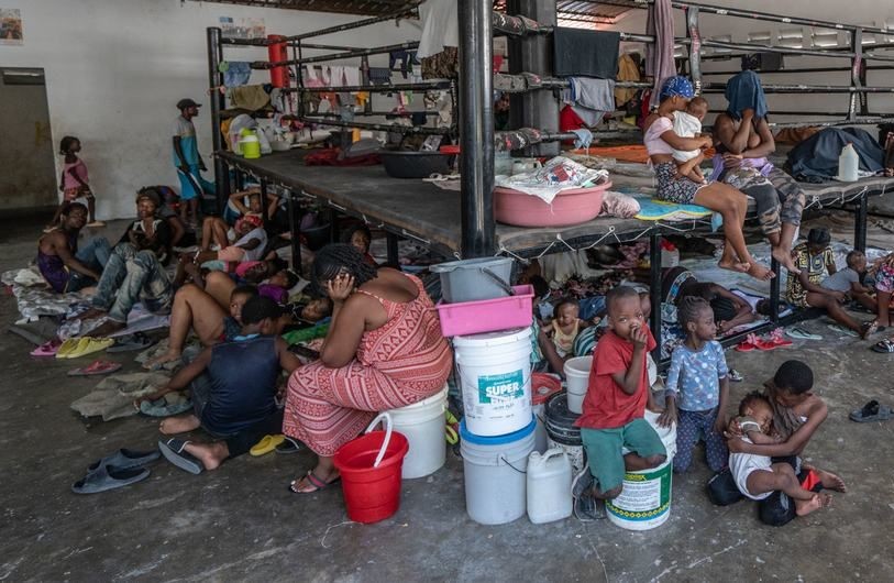 在2023年8月的帮派袭击中逃离家园后，流离失所者在太子港市中心的一个拳击场避难。（图：联合国）