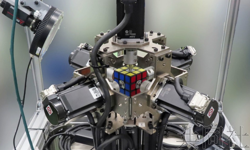 高速还原魔方的三菱电机公司机器人。（图：互联网）
