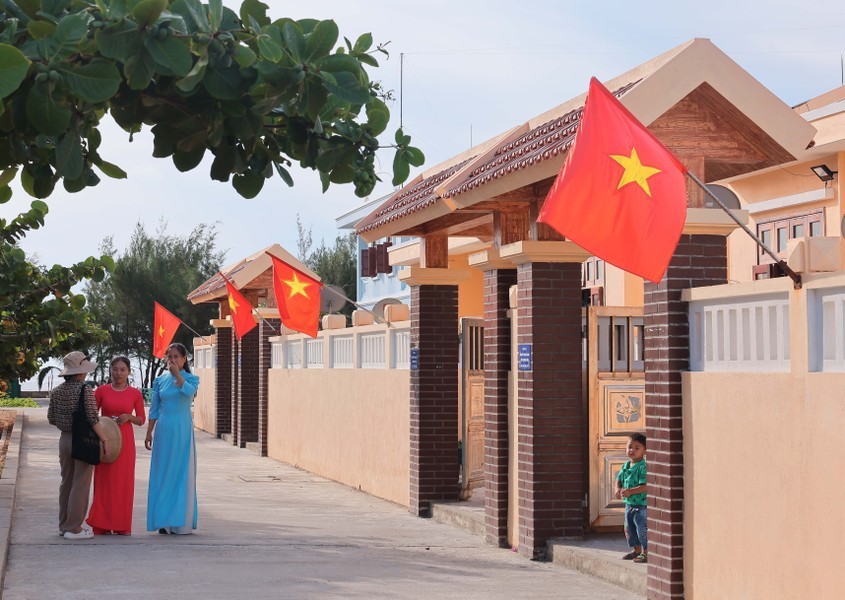 西石A岛上新建的房屋更加宽敞、美丽，满足当地居民居住、工作和奉献的需要。（图：越通社）