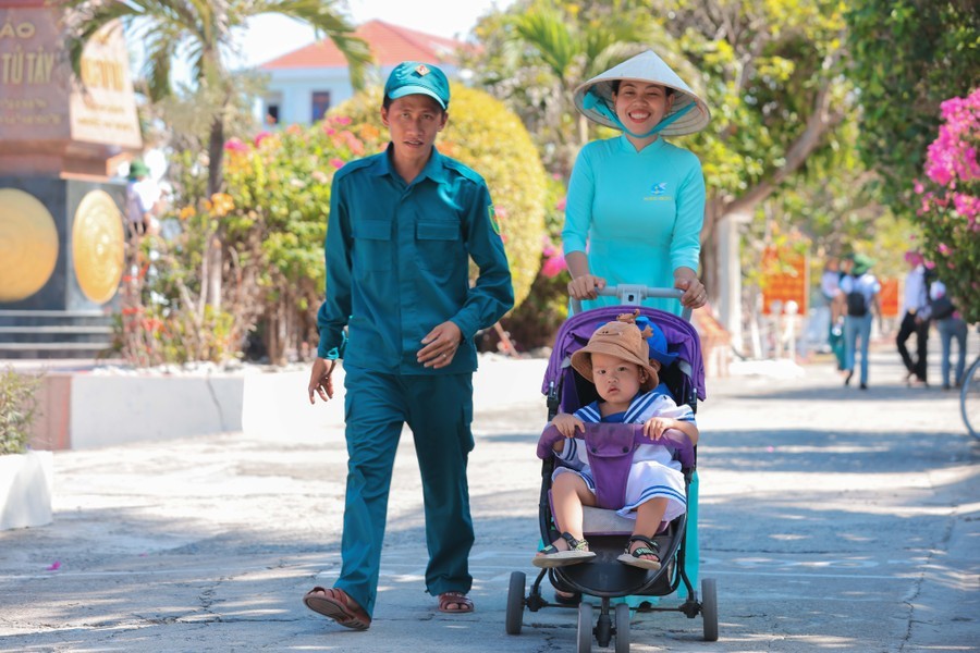 越来越多的人愿意坚守长沙群岛，在此地创业、生活和奉献。（图：越通社）