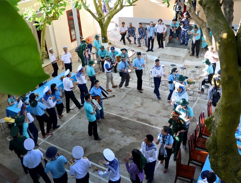 安邦岛上干部、战士与对安邦岛进行访问的代表团欢聚一堂。（图：越通社）