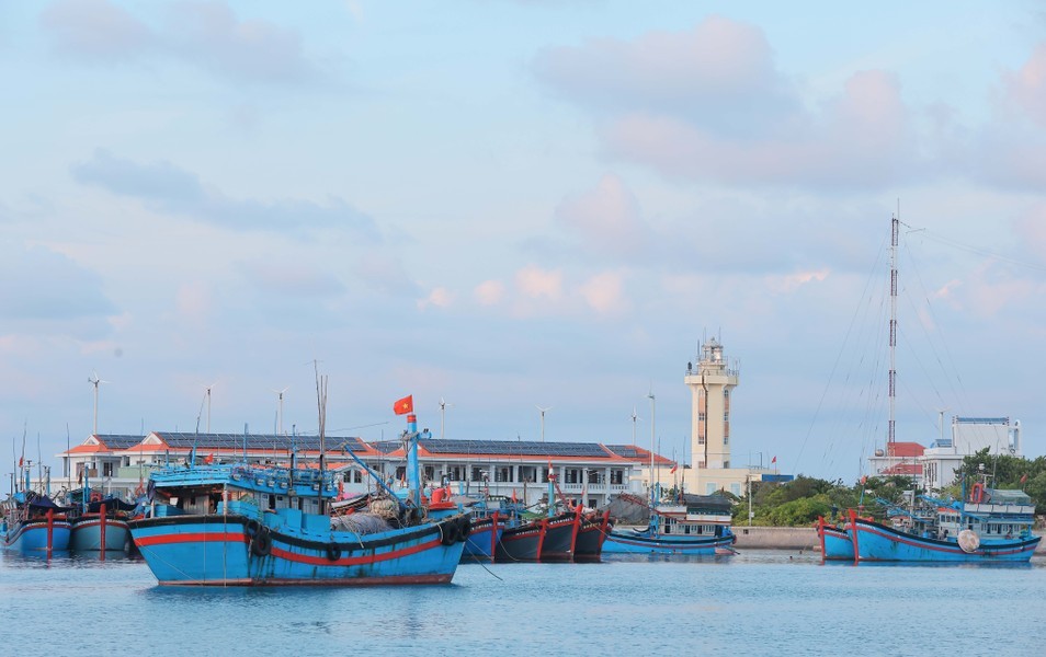 安邦岛上的灯塔。（图：越通社）