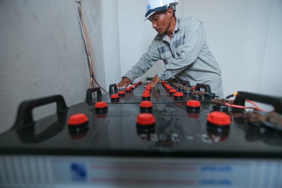 由于海洋气候的严酷条件，每天都要对灯塔的电池和太阳能电池板进行保养。（图：越通社）