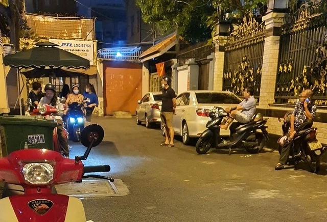 家长在第三郡阮通街上一家补习中心外等待着孩子。