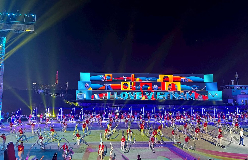 1000多名演员、艺人和近500名工作人员、技术人员及后台人员日以继夜地排练，为今晚（5月31日）的艺术表演做好准备。（图：大团结报）