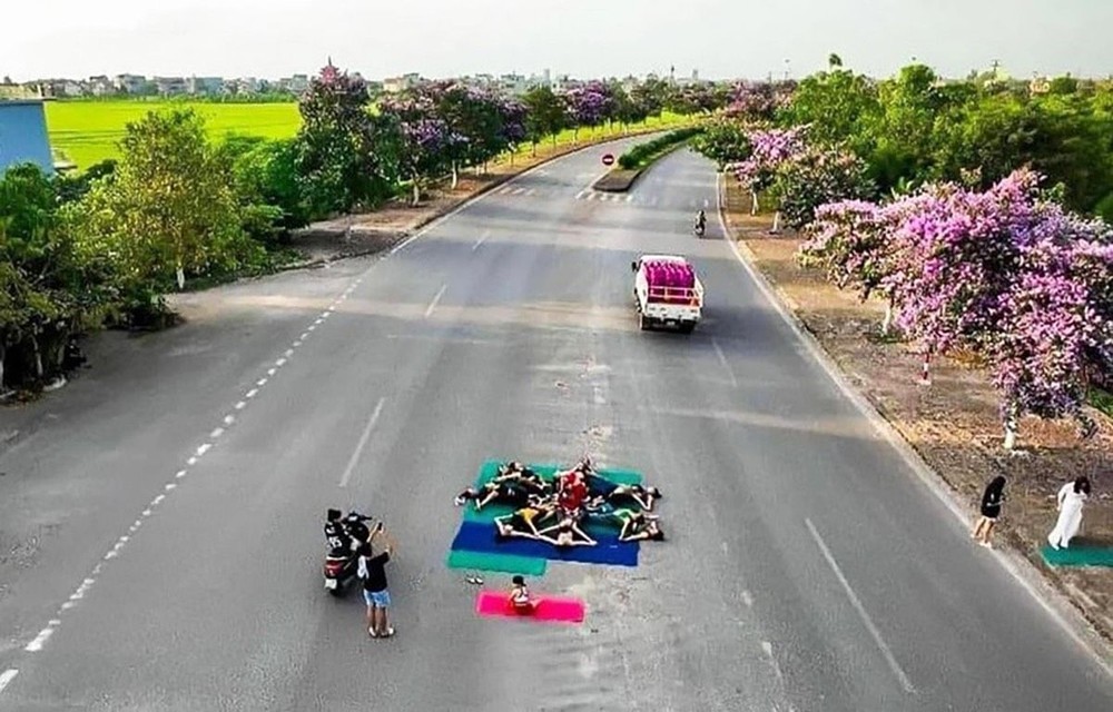 在马路上练瑜珈。