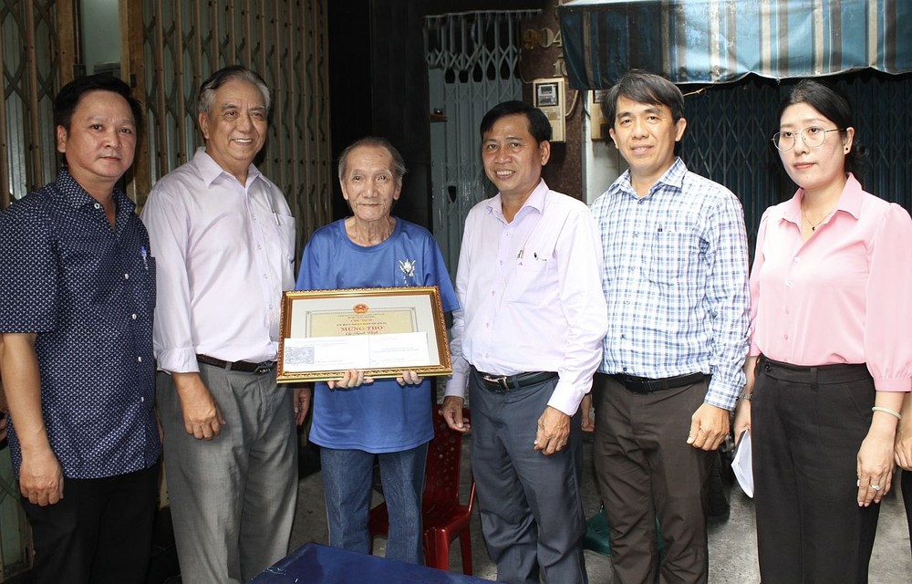 第十一郡人委会副主席黄金俊（右三）、郡高龄人会主任朱杞文（左二）和诸位领导向华人老年人郑荣贺寿。