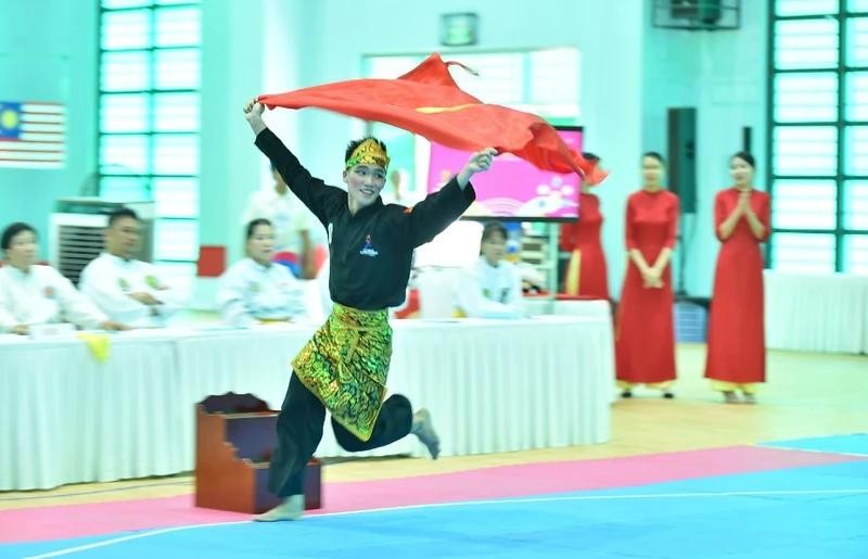 阮成龙庆祝比赛赢得金片。（图：BTC）