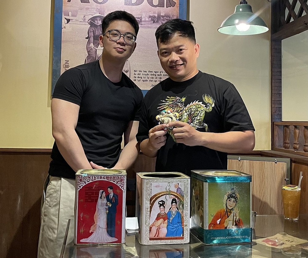 黄泰维把外祖父母留下的老物品赠予笔者。