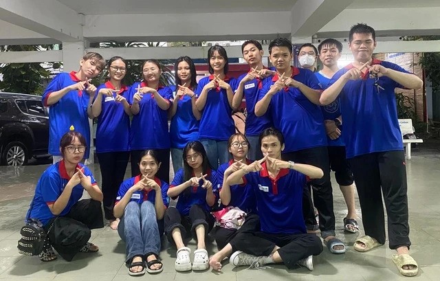 许多大学生随时准备日晒雨淋以帮助考生。