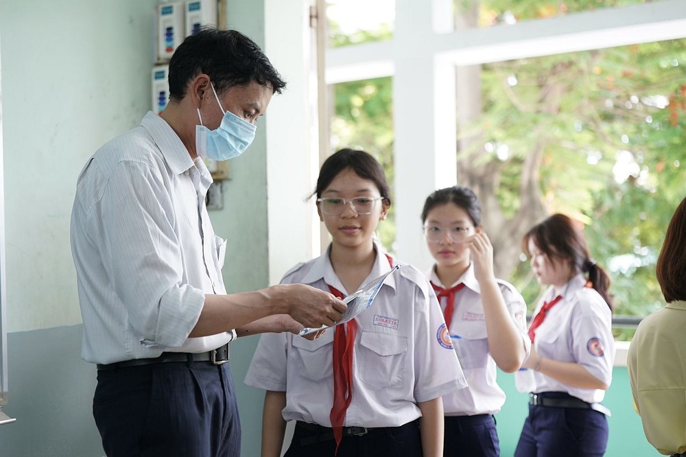 考生正在办理考试手续。（图：黄雄）