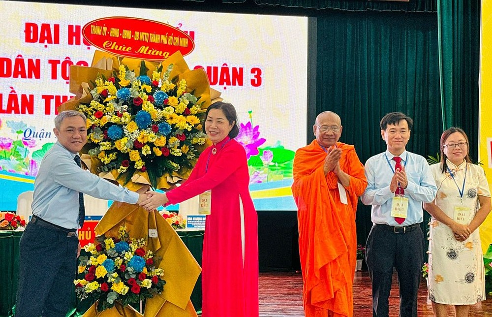 市民族处主任黄文鸿玉祝贺第三郡各少数民族代表大会圆满成功。