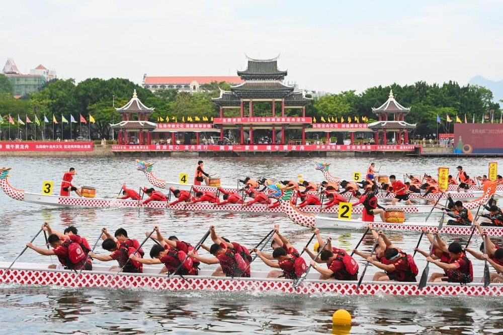 龙舟赛是端午节的典型活动。