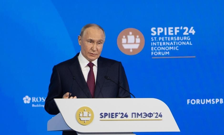 6月7日，俄罗斯总统普京在圣彼得堡国际经济论坛全体会议上讲话。（图：新华社）