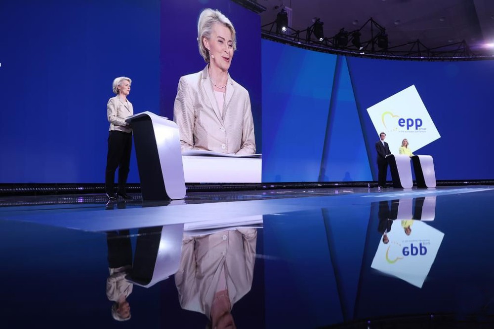 在比利时布鲁塞尔，欧洲人民党党团“领衔候选人”冯德莱恩在欧洲议会发表演讲。（图：新华社）